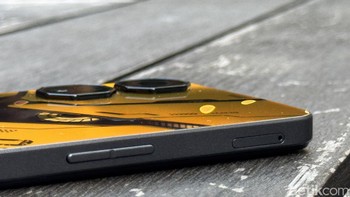 Bagian kiri terdapat pengaturan volume dan SIM Card. Foto: Adi Fida Rahman/detikINET