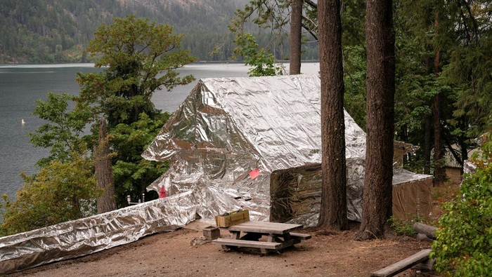 Ada Kebakaran Pioneer di Washington, Bangunan Bersejarah Dilindungi Kebakaran Pioneer melahap 12.859 hektar di Stehekin, Washington. Akibatnya, bangunan bersejarah yang ada di dekat Danau Chelan dibungkus material pelindung kebakaran.