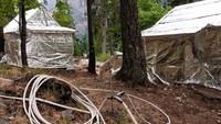 Bangunan tersebut dibungkus seperti aluminium akibat adanya kebakaran hutan.