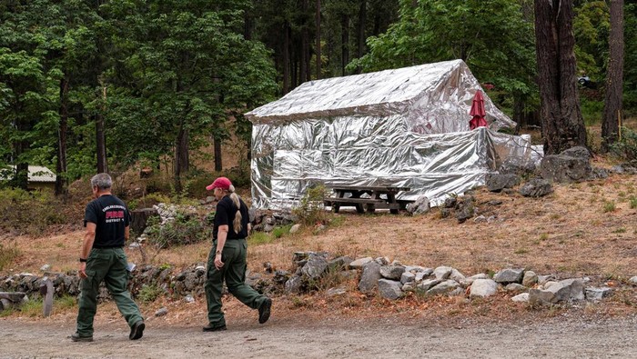 Ada Kebakaran Pioneer di Washington, Bangunan Bersejarah Dilindungi Kebakaran Pioneer melahap 12.859 hektar di Stehekin, Washington. Akibatnya, bangunan bersejarah yang ada di dekat Danau Chelan dibungkus material pelindung kebakaran.