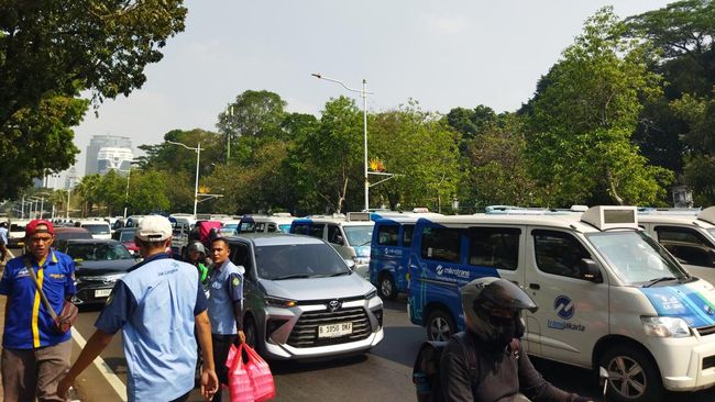 Ada Sopir JakLingko, Lalin Tugu Tani Arah Balai Kota Macet