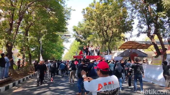 aksi blokade jalan arjuno buntut ronald bebas