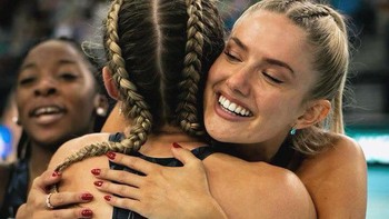 Memeluk rekan setimnya. Menyeimbangkan kehidupan sebagai atlet dan influencer sosial bisa jadi sulit, tetapi dia tetap teguh pada prioritasnya. Olahraga adalah yang utama. Foto: Facebook