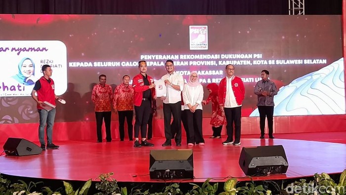 Andi Seto-Rezki Mulfiati menerima surat rekomendasi dari Ketum PSI Kaesang Pangarep untuk Pilwalkot Makassar.