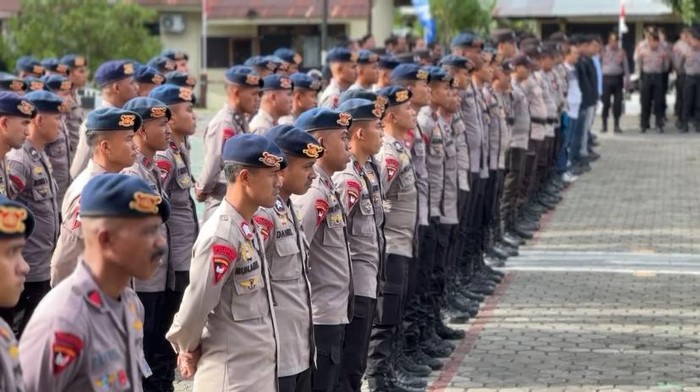 Anggota Polres Kota Tual bersama Brimob Batalion C Pelopor dan Brimob BKO Resimen Pass 3 Pelopor menggelar apel gabungan usai terlibat bentrok di Kota Tual, Maluku.
