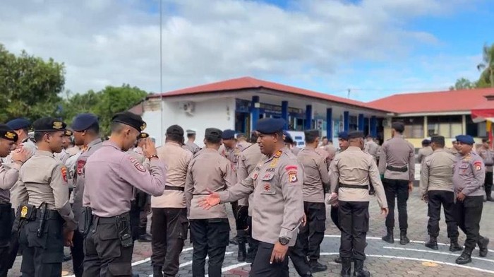 Anggota Polres Tual dan Brimob saling berjabatan usai apel bersama.
