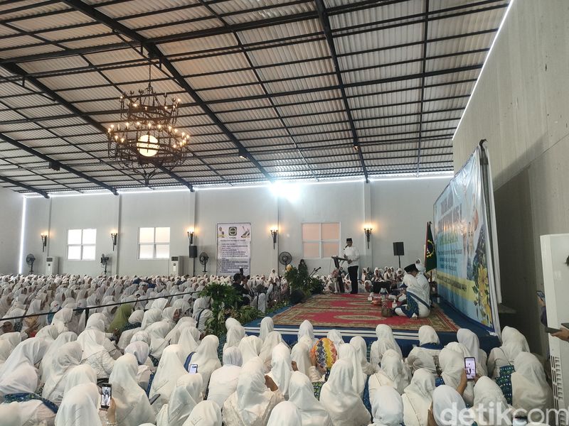 Anies Baswedan di Tabligh Akbar Gebyar Muharram 1446 BKMT di Bekasi. (Dwi Rahmawati/detikcom)