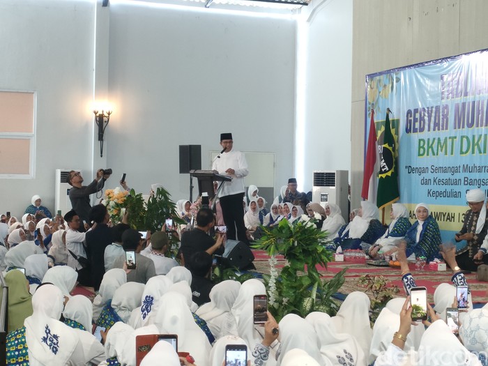 Anies Baswedan di Tabligh Akbar Gebyar Muharram 1446 BKMT di Bekasi. (Dwi Rahmawati/detikcom)