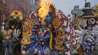 Seorang seniman berpakaian seperti dewi Hindu Mahakali menampilkan atraksi dengan menyemburkan api dalam perayaan festival Bonalu di Hyderabad, India, Senin (29/7/2024).