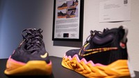 Ada juga sepasang sepatu pra-rookie Victor Wembanyama, pebasket muda MBA.  