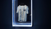 Salah satunya ada jersey legenda sepak bola Argentina, Diego Maradona saat bertanding di semifinal Piala Dunia 1986 yang bertandatangan.  