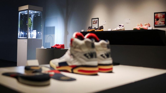 Barang Atlet Dunia Dilelang, Ada Loker Kobe Bryant hingga Jersey Maradona Several auction items from sport stars stand on display at Sotheby's auction house in New York City, U.S., July 29, 2024. REUTERS/Kent J. Edwards