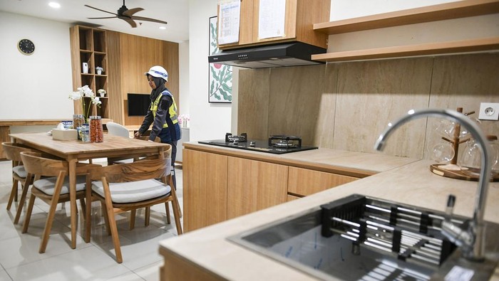 Pekerja mencoba alat pengatur rumah pintar (smart home control) di unit Rusun ASN di IKN, Penajam Paser Utara, Kalimatan Timur, Selasa (30/7/2024). Rumah susun ASN tersebut nantinya akan menjadi hunian untuk Aparatur Sipil Negara (ASN) yang bekerja di Ibu Kota Nusantara (IKN). ANTARA FOTO/Hafidz Mubarak A/foc.