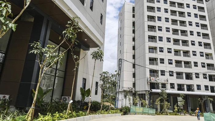 Pekerja mencoba alat pengatur rumah pintar (smart home control) di unit Rusun ASN di IKN, Penajam Paser Utara, Kalimatan Timur, Selasa (30/7/2024). Rumah susun ASN tersebut nantinya akan menjadi hunian untuk Aparatur Sipil Negara (ASN) yang bekerja di Ibu Kota Nusantara (IKN). ANTARA FOTO/Hafidz Mubarak A/foc.