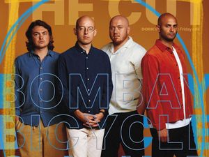 Bombay Bicycle Club Siapkan Pakaian untuk Panas Jakarta