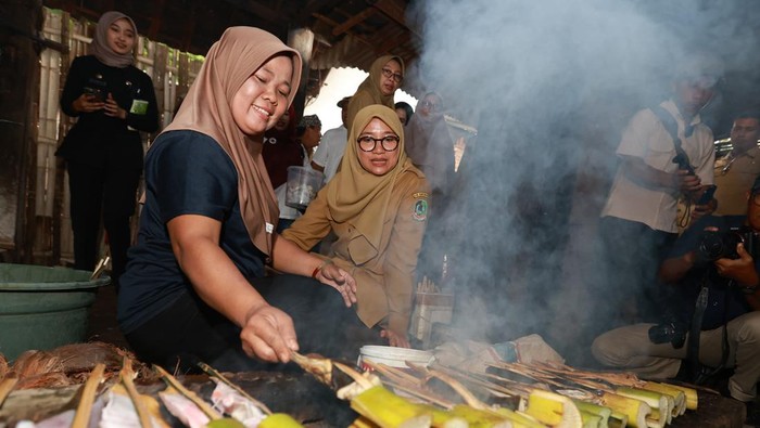 Bupati Banyuwangi Ipuk Fiestiandani melihat pengolahan ikan yang dikelola warga