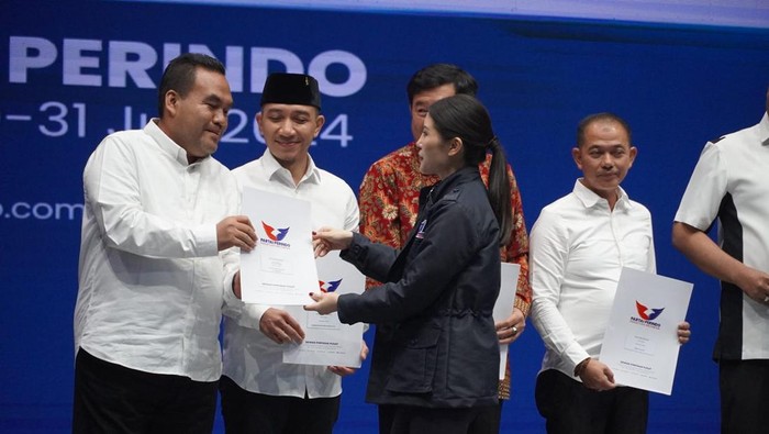 Bupati petahana Blora Arief Rohman menerima surat rekomendasi dari Ketua Desk Pilkada Perindo, Angela Tanoesoedibjo di Jakarta, Senin (29/7/2024).