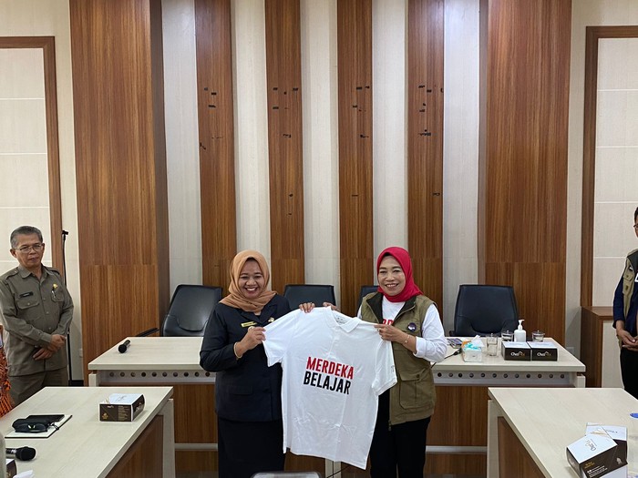 Bupati Sleman, Dra. Hj. Kustini Sri Purnomo dan Direktur Jenderal (Dirjen) GTK Kemdikbudristek, Prof Dr Nunuk Suryani M Pd dalam acara audiensi di Kantor Bupati Sleman, Senin (29/7/2024).