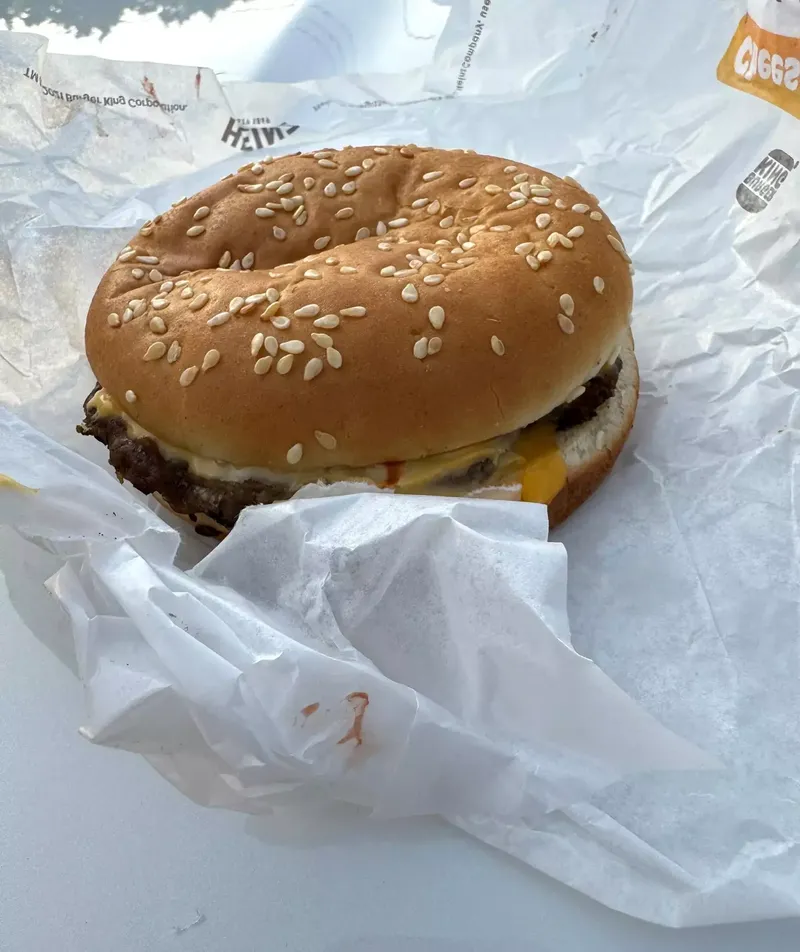 Waduh! Burger Pesanan Pelanggan Ini Tercampur Darah Pekerja Restoran