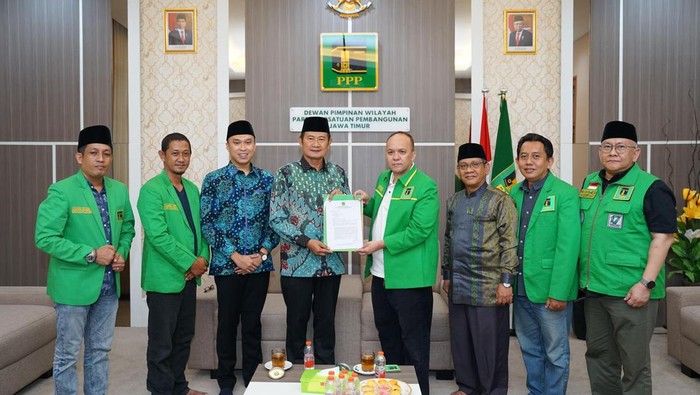 Calon petahana Pilbup Lamongan Yuhronur Efendi menerima surat rekom dari PPPP