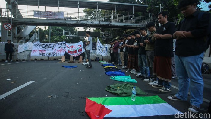 Demo di Patung Kuda, BEM SI Gelaar Salat Gaib Badan Eksekutif Mahasiswa Seluruh Indonesia (BEM SI) melakukan aksi di Patung Kuda, Jakarta, Selasa (30/7/2024).