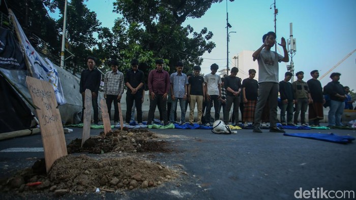 Demo di Patung Kuda, BEM SI Gelaar Salat Gaib Badan Eksekutif Mahasiswa Seluruh Indonesia (BEM SI) melakukan aksi di Patung Kuda, Jakarta, Selasa (30/7/2024).