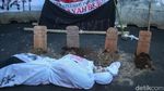Demo di Patung Kuda, BEM SI Gelar Salat Gaib