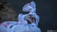 Usai melakukan orasi mereka juga turut melakukan teatrikal dengan menggunakan jenazah dan empat kuburan.