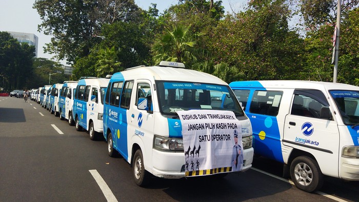 Demo sopir angkot Jaklingko di Balai Kota DKI (Kurniawan/detikcom)