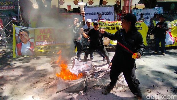 demo tolak ronald bebas dengan bakar ban