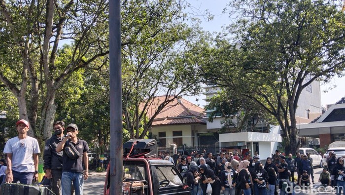 Demo warga Dago elos di PN Bandung