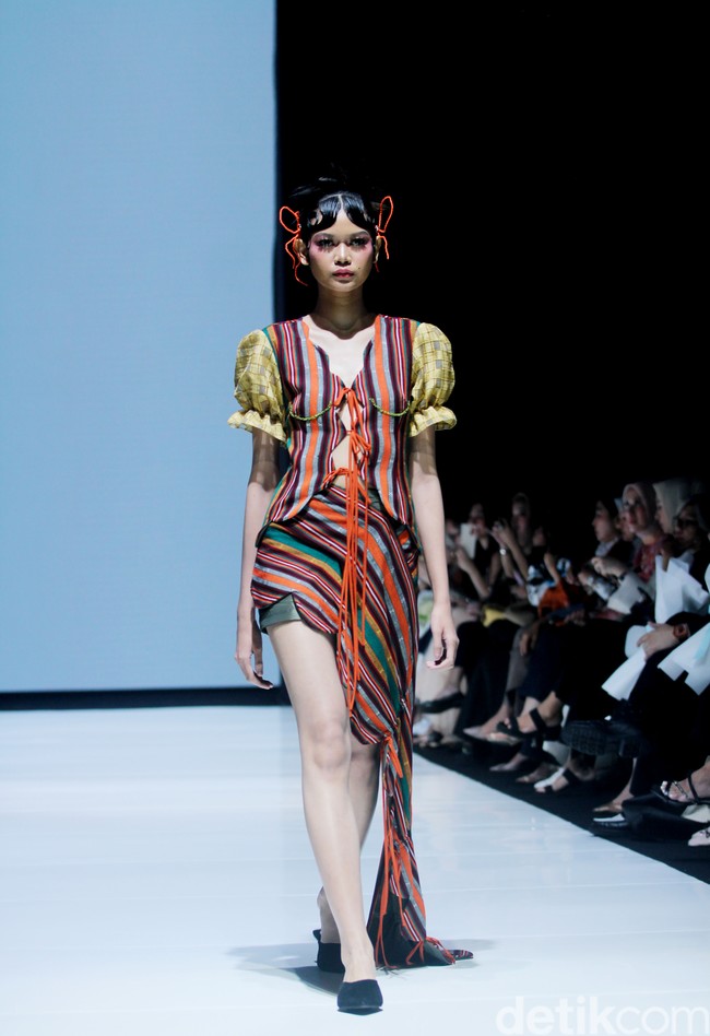 Desainer Sherlyta menampilkan koleksi terbarunya yang mengangkat tenun datar Lombok untuk Cita Tenun Indonesia, dalam perhelatan JF3 Fashion Festival di La Piazza Fashion Teen, Kelapa Gading, Jakarta, Jumat [26/7/2024]. Foto: Mohammad Abduh/detikcom.