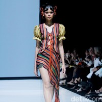 Desainer Sherlyta menampilkan koleksi terbarunya yang mengangkat tenun datar Lombok untuk Cita Tenun Indonesia, dalam perhelatan JF3 Fashion Festival di La Piazza Fashion Teen, Kelapa Gading, Jakarta, Jumat [26/7/2024]. Foto: Mohammad Abduh/detikcom.