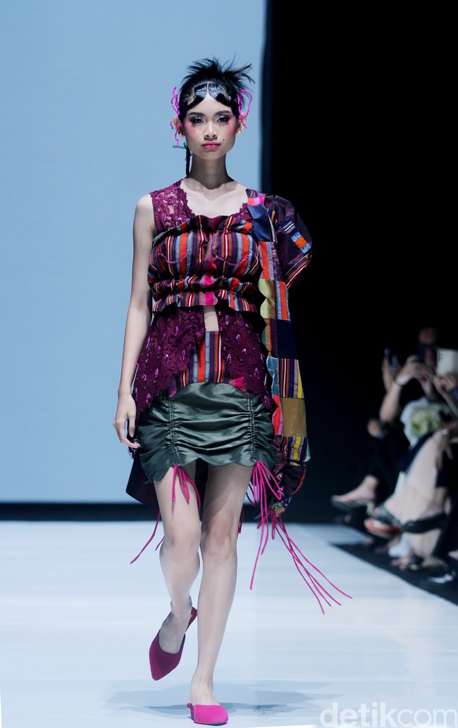 Desainer Sherlyta menampilkan koleksi terbarunya yang mengangkat tenun datar Lombok untuk Cita Tenun Indonesia, dalam perhelatan JF3 Fashion Festival di La Piazza Fashion Teen, Kelapa Gading, Jakarta, Jumat [26/7/2024]. Foto: Mohammad Abduh/detikcom.