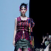 Desainer Sherlyta menampilkan koleksi terbarunya yang mengangkat tenun datar Lombok untuk Cita Tenun Indonesia, dalam perhelatan JF3 Fashion Festival di La Piazza Fashion Teen, Kelapa Gading, Jakarta, Jumat [26/7/2024]. Foto: Mohammad Abduh/detikcom.