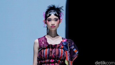 Foto: Saat Busana Tenun Datar Lombok Dipakai Barbie di JF3 Fashion Festival