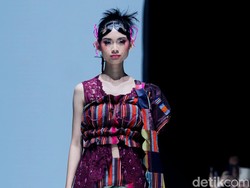 Foto: Saat Busana Tenun Datar Lombok Dipakai Barbie di JF3 Fashion Festival
