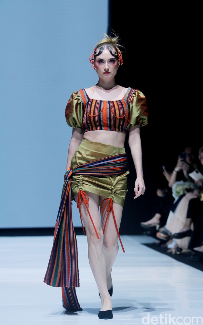 Desainer Sherlyta menampilkan koleksi terbarunya yang mengangkat tenun datar Lombok untuk Cita Tenun Indonesia, dalam perhelatan JF3 Fashion Festival di La Piazza Fashion Teen, Kelapa Gading, Jakarta, Jumat [26/7/2024]. Foto: Mohammad Abduh/detikcom.
