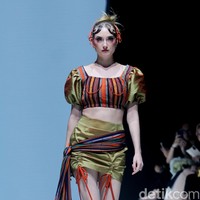 Desainer Sherlyta menampilkan koleksi terbarunya yang mengangkat tenun datar Lombok untuk Cita Tenun Indonesia, dalam perhelatan JF3 Fashion Festival di La Piazza Fashion Teen, Kelapa Gading, Jakarta, Jumat [26/7/2024]. Foto: Mohammad Abduh/detikcom.
