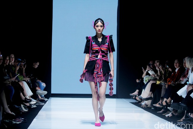 Desainer Sherlyta menampilkan koleksi terbarunya yang mengangkat tenun datar Lombok untuk Cita Tenun Indonesia, dalam perhelatan JF3 Fashion Festival di La Piazza Fashion Teen, Kelapa Gading, Jakarta, Jumat [26/7/2024]. Foto: Mohammad Abduh/detikcom.