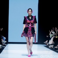 Desainer Sherlyta menampilkan koleksi terbarunya yang mengangkat tenun datar Lombok untuk Cita Tenun Indonesia, dalam perhelatan JF3 Fashion Festival di La Piazza Fashion Teen, Kelapa Gading, Jakarta, Jumat [26/7/2024]. Foto: Mohammad Abduh/detikcom.