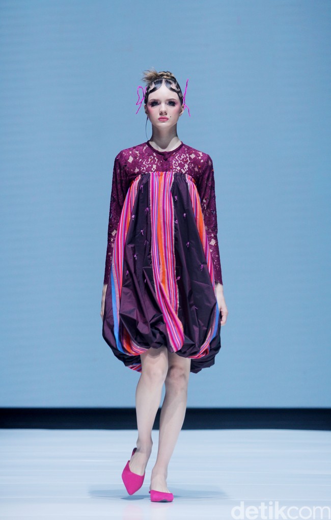 Desainer Sherlyta menampilkan koleksi terbarunya yang mengangkat tenun datar Lombok untuk Cita Tenun Indonesia, dalam perhelatan JF3 Fashion Festival di La Piazza Fashion Teen, Kelapa Gading, Jakarta, Jumat [26/7/2024]. Foto: Mohammad Abduh/detikcom.