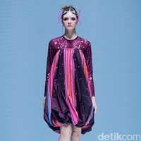 Desainer Sherlyta menampilkan koleksi terbarunya yang mengangkat tenun datar Lombok untuk Cita Tenun Indonesia, dalam perhelatan JF3 Fashion Festival di La Piazza Fashion Teen, Kelapa Gading, Jakarta, Jumat [26/7/2024]. Foto: Mohammad Abduh/detikcom.