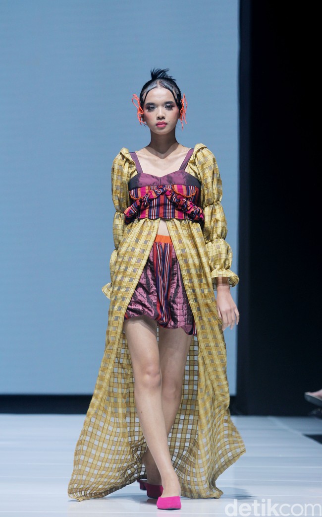 Desainer Sherlyta menampilkan koleksi terbarunya yang mengangkat tenun datar Lombok untuk Cita Tenun Indonesia, dalam perhelatan JF3 Fashion Festival di La Piazza Fashion Teen, Kelapa Gading, Jakarta, Jumat [26/7/2024]. Foto: Mohammad Abduh/detikcom.