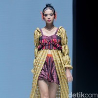 Desainer Sherlyta menampilkan koleksi terbarunya yang mengangkat tenun datar Lombok untuk Cita Tenun Indonesia, dalam perhelatan JF3 Fashion Festival di La Piazza Fashion Teen, Kelapa Gading, Jakarta, Jumat [26/7/2024]. Foto: Mohammad Abduh/detikcom.