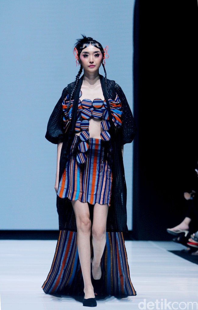 Desainer Sherlyta menampilkan koleksi terbarunya yang mengangkat tenun datar Lombok untuk Cita Tenun Indonesia, dalam perhelatan JF3 Fashion Festival di La Piazza Fashion Teen, Kelapa Gading, Jakarta, Jumat [26/7/2024]. Foto: Mohammad Abduh/detikcom.