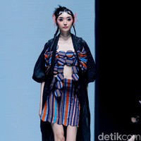 Desainer Sherlyta menampilkan koleksi terbarunya yang mengangkat tenun datar Lombok untuk Cita Tenun Indonesia, dalam perhelatan JF3 Fashion Festival di La Piazza Fashion Teen, Kelapa Gading, Jakarta, Jumat [26/7/2024]. Foto: Mohammad Abduh/detikcom.