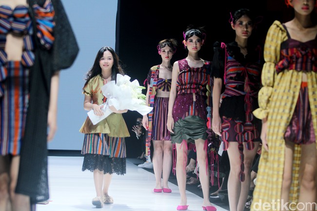 Desainer Sherlyta menampilkan koleksi terbarunya yang mengangkat tenun datar Lombok untuk Cita Tenun Indonesia, dalam perhelatan JF3 Fashion Festival di La Piazza Fashion Teen, Kelapa Gading, Jakarta, Jumat [26/7/2024]. Foto: Mohammad Abduh/detikcom.