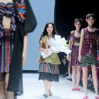 Desainer Sherlyta menampilkan koleksi terbarunya yang mengangkat tenun datar Lombok untuk Cita Tenun Indonesia, dalam perhelatan JF3 Fashion Festival di La Piazza Fashion Teen, Kelapa Gading, Jakarta, Jumat [26/7/2024]. Foto: Mohammad Abduh/detikcom.