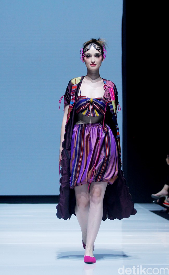 Desainer Sherlyta menampilkan koleksi terbarunya yang mengangkat tenun datar Lombok untuk Cita Tenun Indonesia, dalam perhelatan JF3 Fashion Festival di La Piazza Fashion Teen, Kelapa Gading, Jakarta, Jumat [26/7/2024]. Foto: Mohammad Abduh/detikcom.